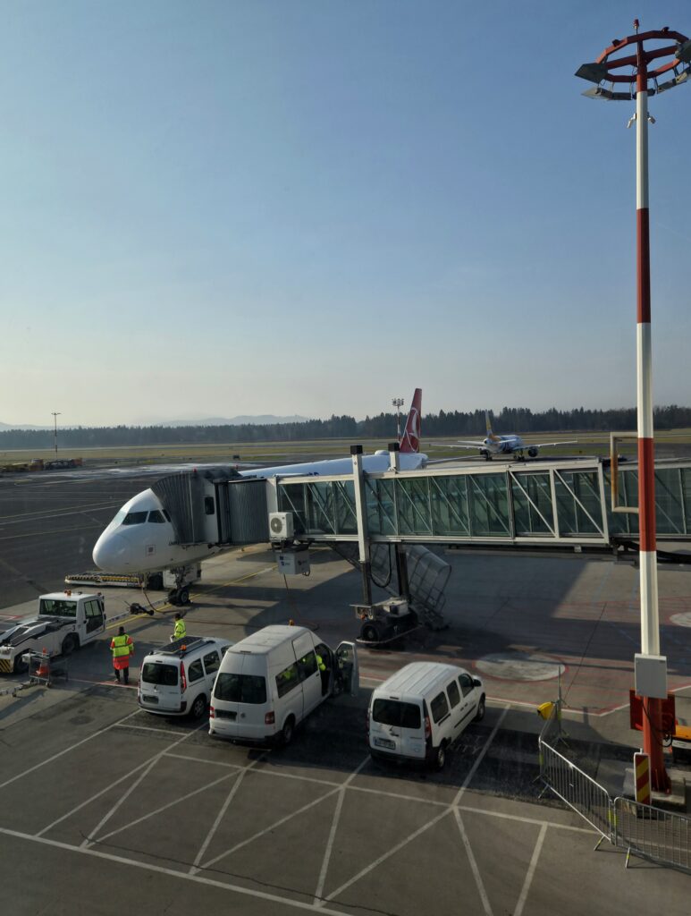 Letališče, letalo, izgubljena ljubezen in pridržanje na mejni kontroli