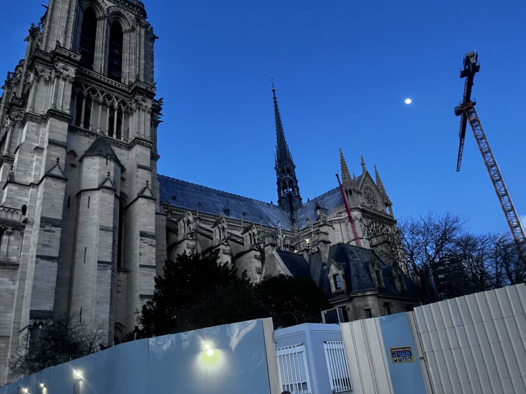 preživljanje velike noči v parizu